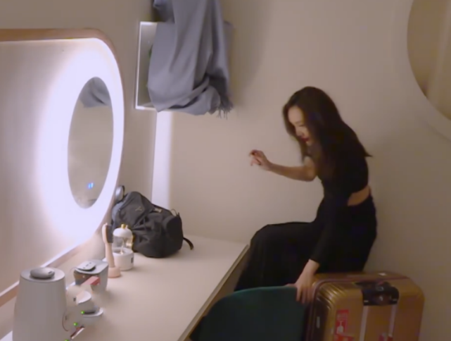 王鸥|王鸥忘了有镜头？穿开叉裙脚踩在桌子上，下秒画面让男粉躁动不已！