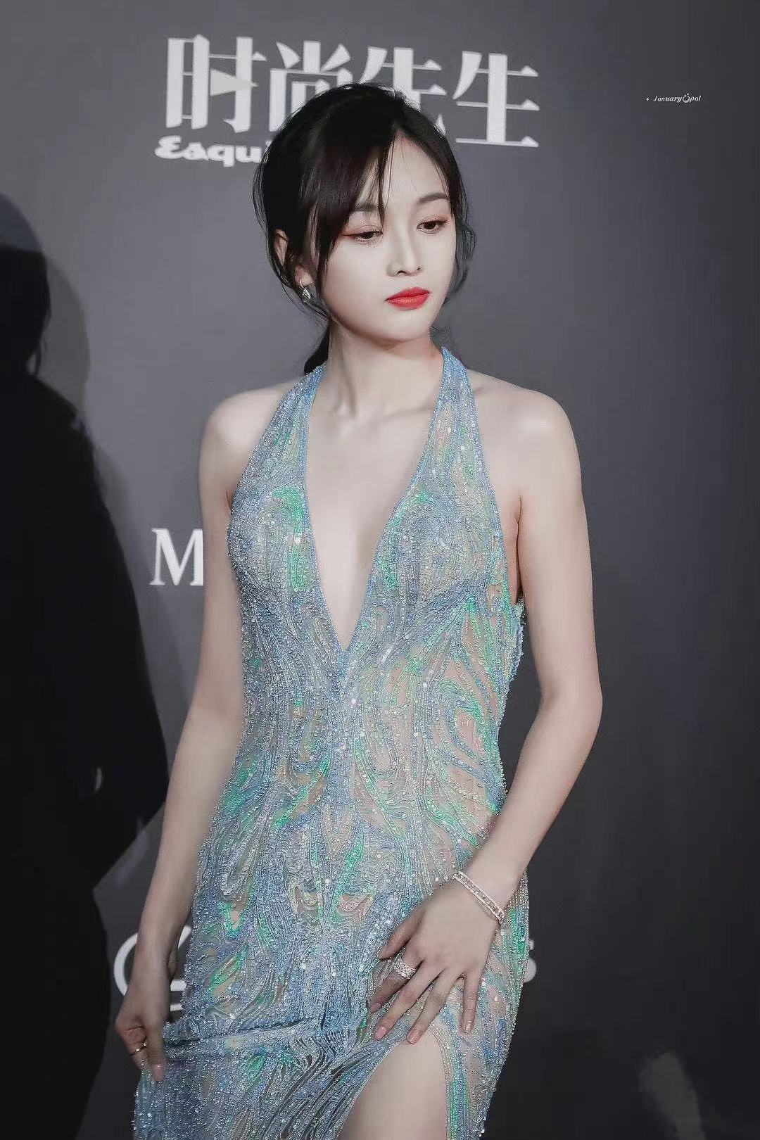 杨幂|女星红毯造型有多拼！杨幂穿低胸装，热巴穿吊带，吴宣仪穿透视裙