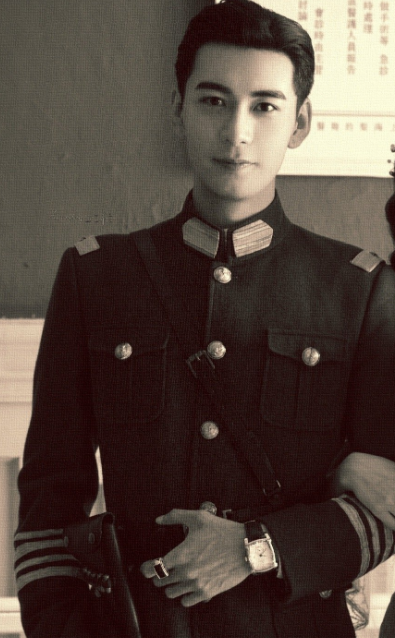 龚俊|人民日报公布4月青春力男演员榜：龚俊跌至第6，榜首是娃娃脸的他