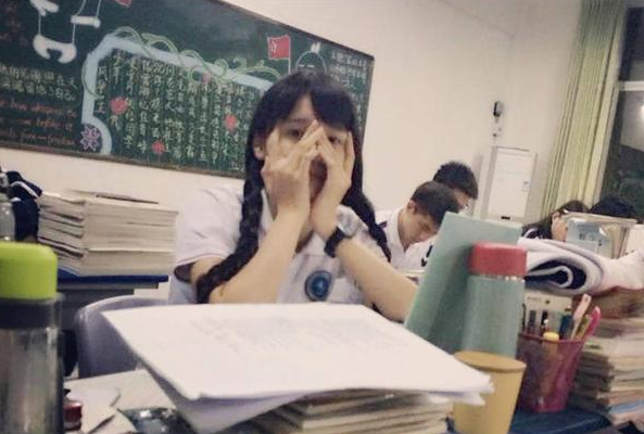 大树说教育|高中女生的“鲸落字体”火了,字迹唯美娟秀,比奶酪体还受欢迎
