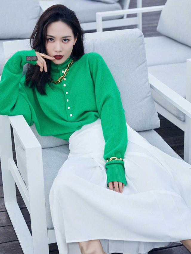 穿衣搭配|王霏霏翻红后更自信，穿“原谅色”针织衫配“死亡红唇”，姐真飒