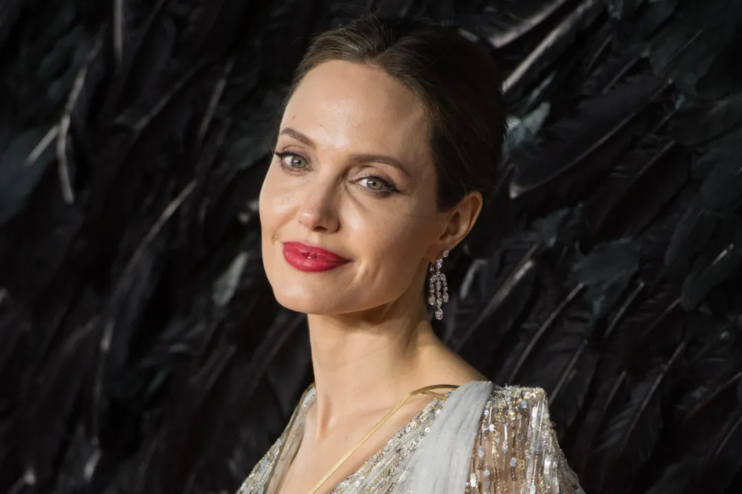 朱莉|朱莉嘴上装了个怪东西！离婚受刺激？女儿穿同款比美