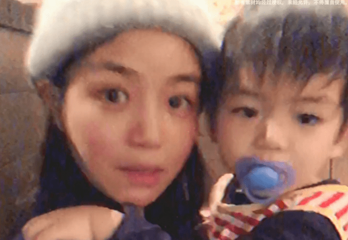 陈妍希|陈妍希儿子首次曝光，一家人开开心心