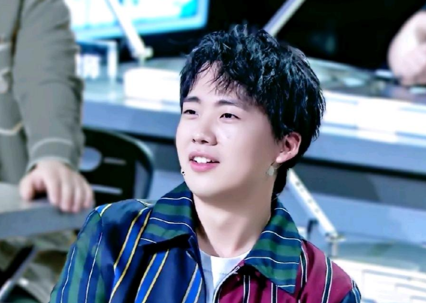 郭麒麟|有种“整容”叫郭麒麟，尝试双眼皮贴后，才知啥叫一双眼救整张脸