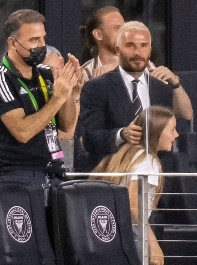 哈珀·贝克汉姆|贝克汉姆带孩子们看球赛，10岁小七又胖一大圈，超大戒指抢镜