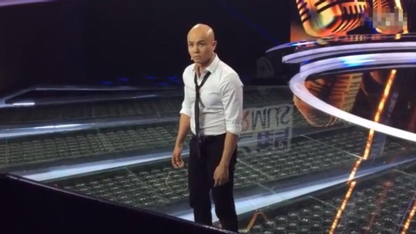 乐嘉|主持人乐嘉面黄肌瘦老太快，打扮朴素不像明星，45岁一身腱子肉