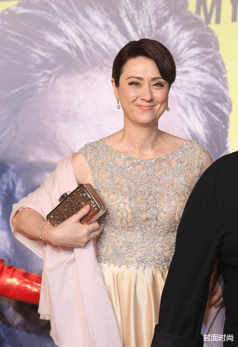 潘粤明|高丽虹有富太太的样子，在洪金宝身边挺娇媚，穿西装都显出女人味