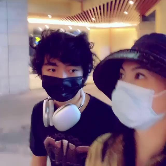 王菲|王菲谢霆锋连续发糖,两人在爱巢过夜后,又被发现一起接种疫苗