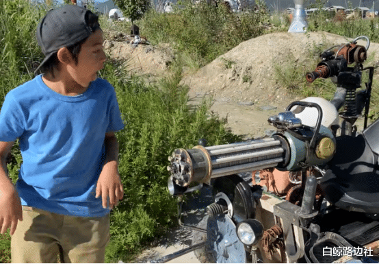 诺一|10岁诺一带妹妹开跑车！晒黑后长相酷似刘烨，看到车激动合不拢嘴