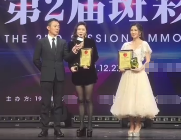 杨洋|46岁田海蓉穿黑丝现身活动！大方秀出一双细长腿，衣服单薄不怕冷