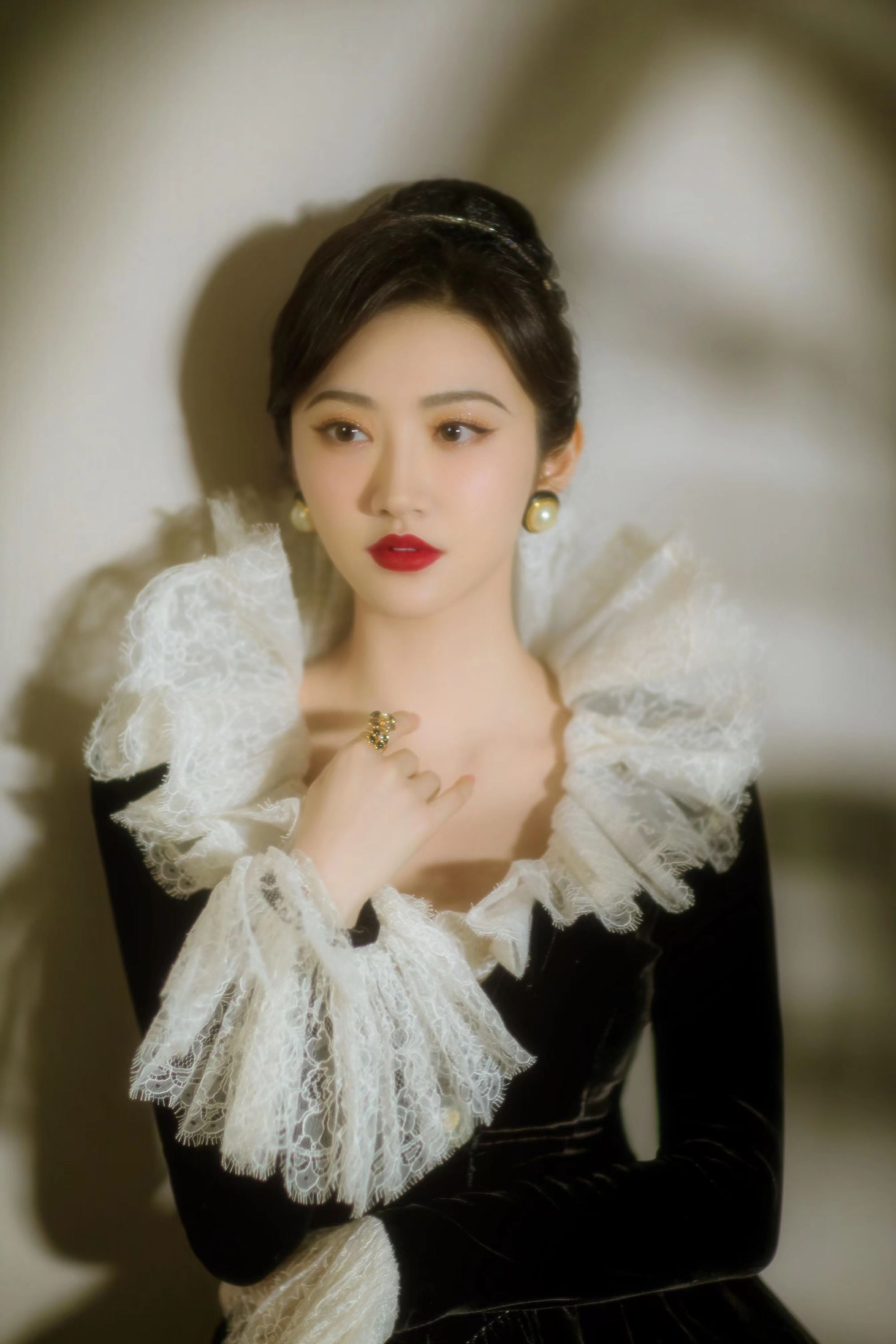 景甜|景甜不愧是人间富贵花，赫本造型似仙女下凡，红唇妆容尽显女人味