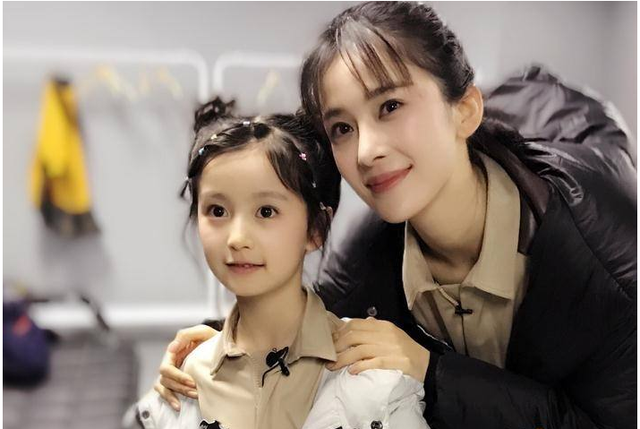 女孩|漂亮小女孩走红，长相甜美堪比偶像剧女主，网友：令人上头的美貌