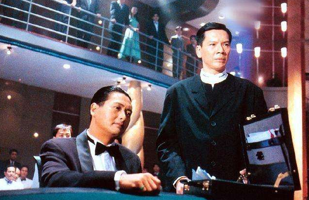 向华强|向华强夫妇现身机场被拍！向太一件外套六万块，拉衣领挡脸好害羞