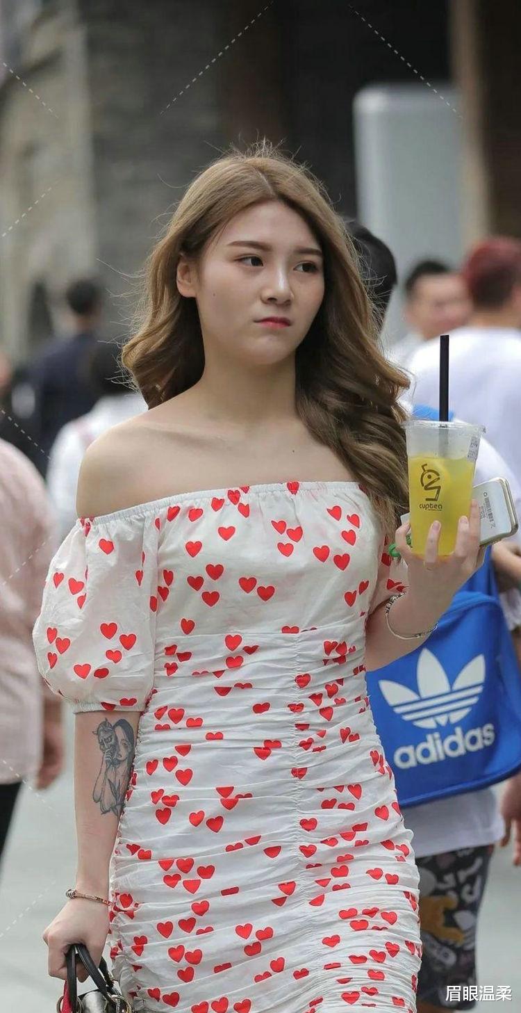 眉眼温柔 如果想营造出俏皮感,推荐一字肩连衣裙,心形图案甜蜜动人