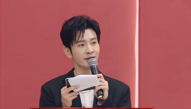 李菲儿|李菲儿还没死心？穿情侣装表明来意，可袜子颜色却暴露她的心思