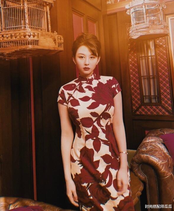 时尚搭配师瓜瓜 被邱淑贞女儿惊艳了，穿旗袍拍写真曲线太迷人了，身材不输她妈妈