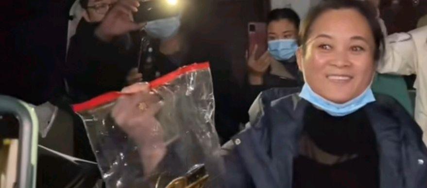 陈亚男|陈亚男妈妈退彩礼，镜头面前哭得泣不成声，大衣哥一家未现身搭理