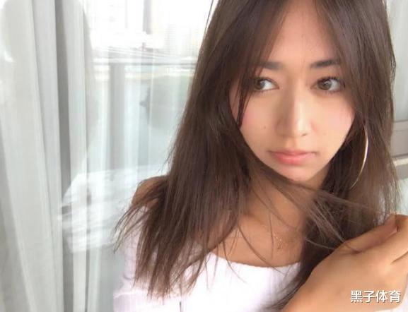 日本队|日本女记者孤身闯NBA，傲人身材不输卡戴珊，和球员合影小鸟依人