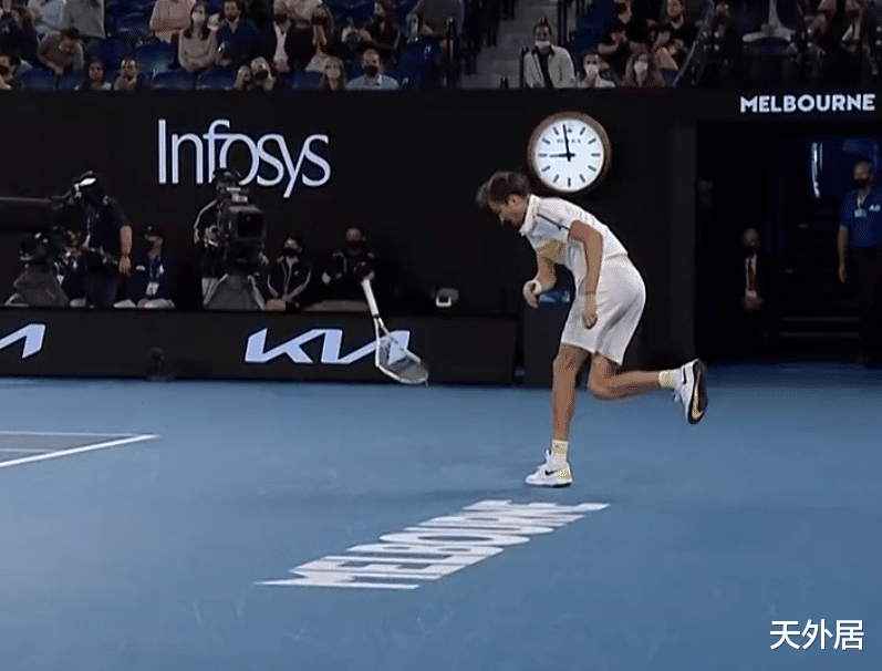 德约科维奇|德约把对手心态打炸了！冠军近在咫尺却崩盘，他卯足全力摔拍泄愤