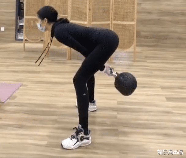 郑爽|关晓彤健身视频火了，一袭黑衣尽显完美身形，弯腰时亮点明显
