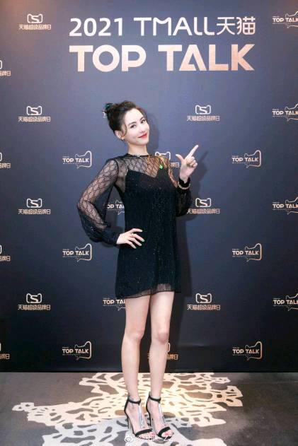 张柏芝|张柏芝改名后首秀，穿黑色蕾丝短裙硬凹女团风，大长腿真抢镜