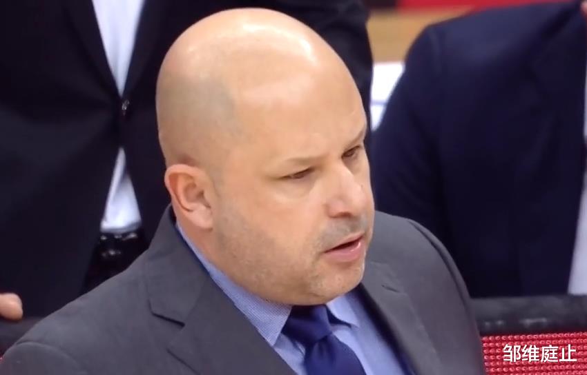 北京队|突发！北京队大将90度崴脚伤退！雅尼斯面色沉重，情况不容乐观