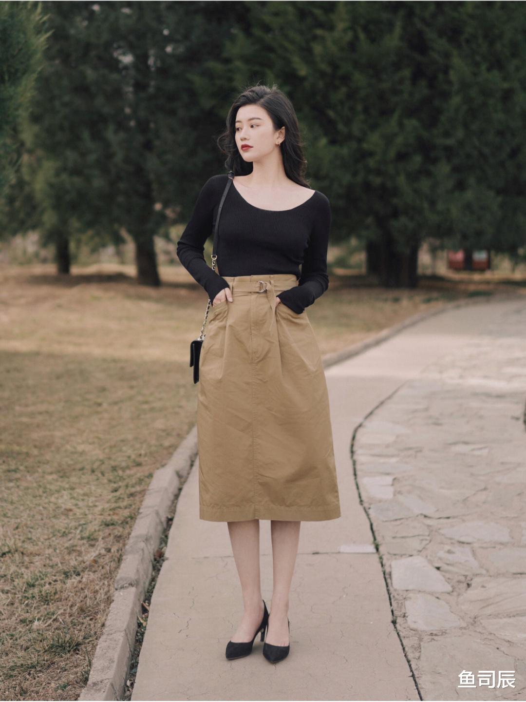 鱼司辰|职场法式穿搭指南,大u领针织衫+半身裙,穿起来气质又性感