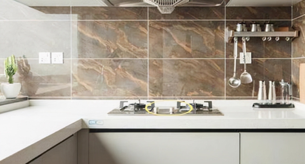 买燃气灶选“玻璃”还是“不锈钢”?行家说:选这种才实用