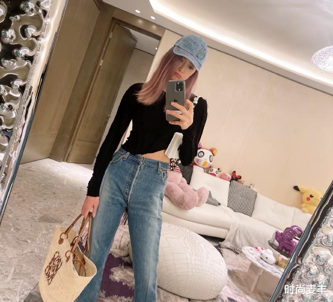 赵奕欢|宋茜粉紫色发型太飒,黑色上衣右腰少一块好酷,这样背包第一次见