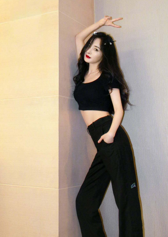 杨幂|杨幂这方领裙也太“挤”了，曲线撑得很明显，妩媚撩人十分惊艳