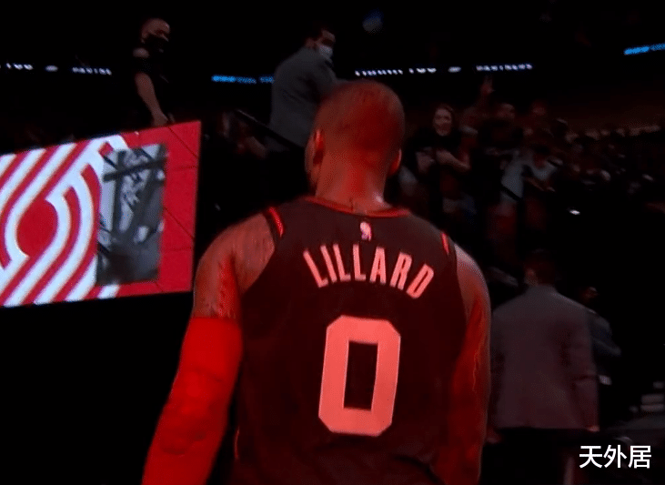 达米恩·利拉德|利拉德落寞离场，约基奇安慰他，一生一队=无冠？考验忠诚时候到了