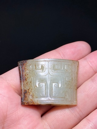 和田玉籽料|战汉 和田玉籽料 白玉沁色 勾云纹 剑珌