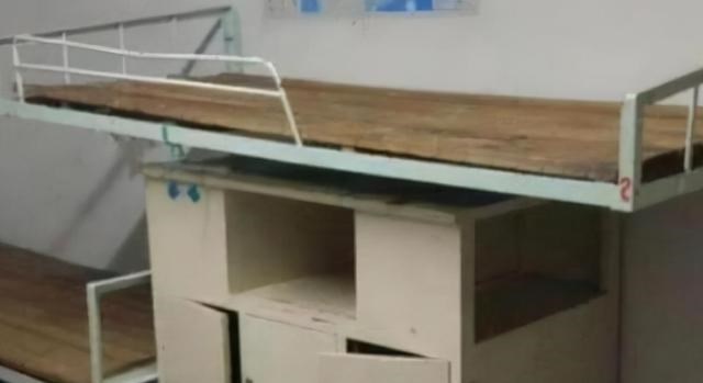 一高校快递驿站火了，“装修”风格让人调侃：这之前难道是猪圈？