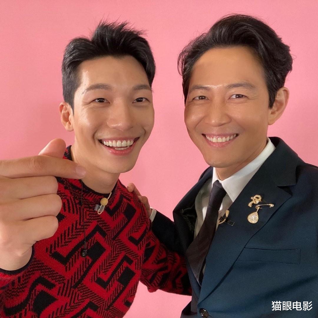 鱿鱼游戏|鱿鱼游戏4位主演合体！李政宰穿西装魅力不减，女主大长腿太吸睛