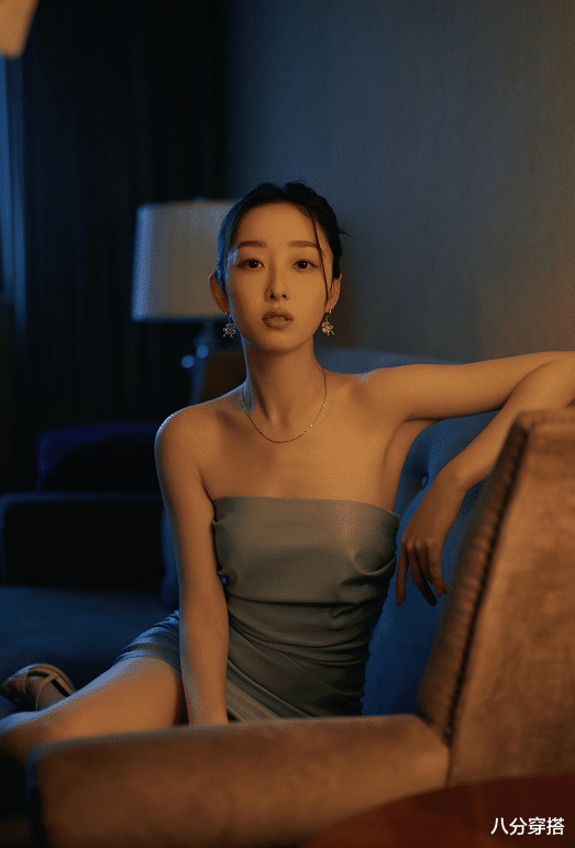 八分穿搭|蒋梦婕又美出了新高度，穿蓝色抹胸连衣裙成熟优雅，高级洋气