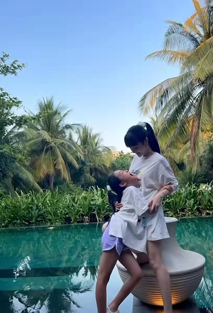 张艺兴|告别2021!牛莉送祝福,冯巩自曝登三台春晚,赵雅芝晒美照庆新年