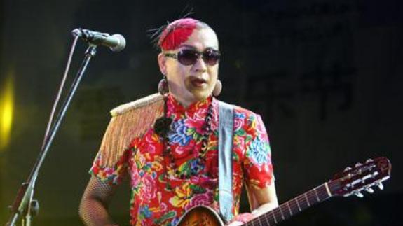 袁朗|二手玫瑰梁龙：曾被Beyond粉丝轰下台，被李成儒评价不是导演料