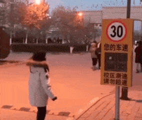 萌控孩|女生绑在脖子上的“黑带子”是啥意思?哈哈哈哈...这到底是什么神操作?