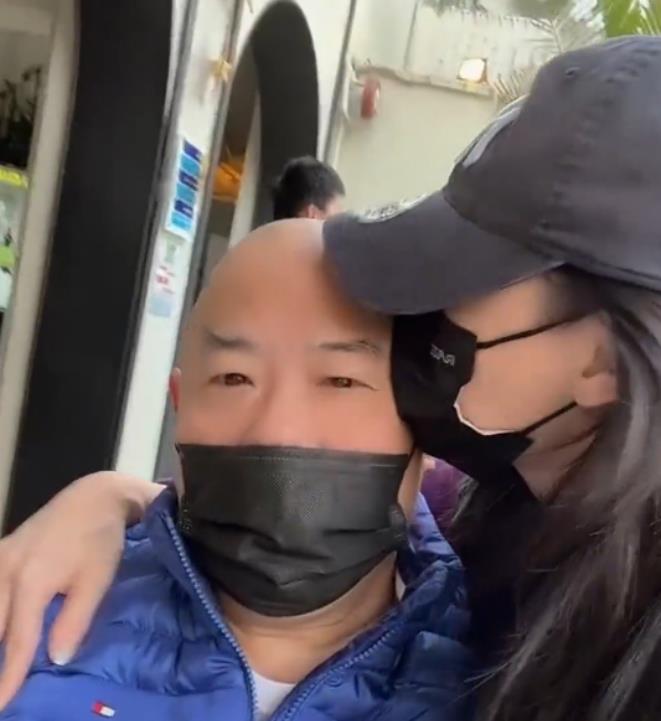 张柏芝|张柏芝爸爸罕露面,获女儿香吻画面温馨,光头小眼被指不像女儿