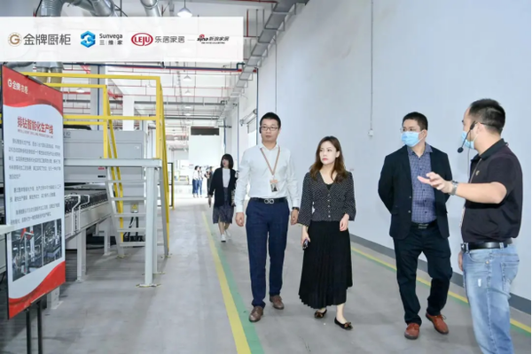 新浪家居官方 实力出圈，三维家助力金牌厨柜打造行业标杆智能工厂！