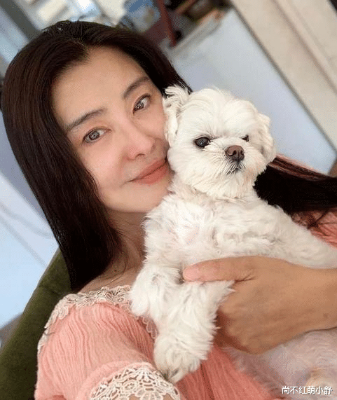 阿黛尔|20岁的王祖贤美如画，穿破洞牛仔裤经典又时髦，气质不输林青霞