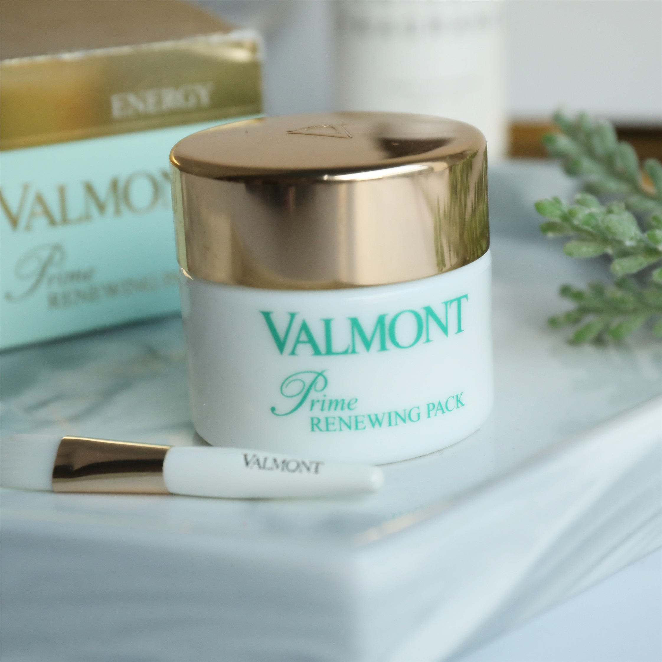 护肤品 50岁的女人涂什么护肤品，这几款抗老美白效果好，皮肤嫩成小姑娘