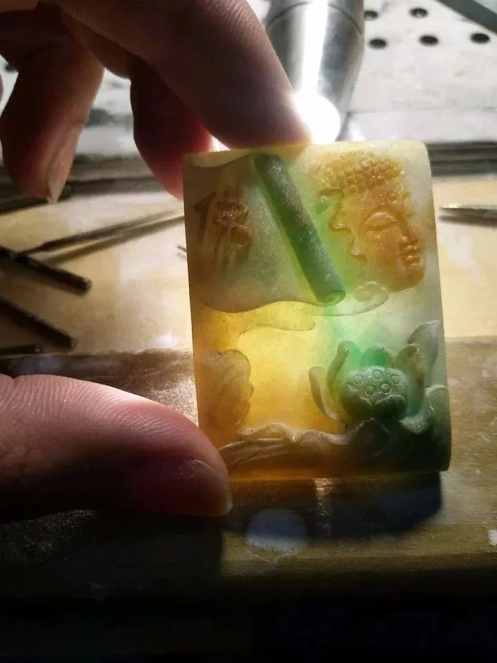 翡翠|朋友丢弃的原石片料,捡回来出成品后想出高价买回!