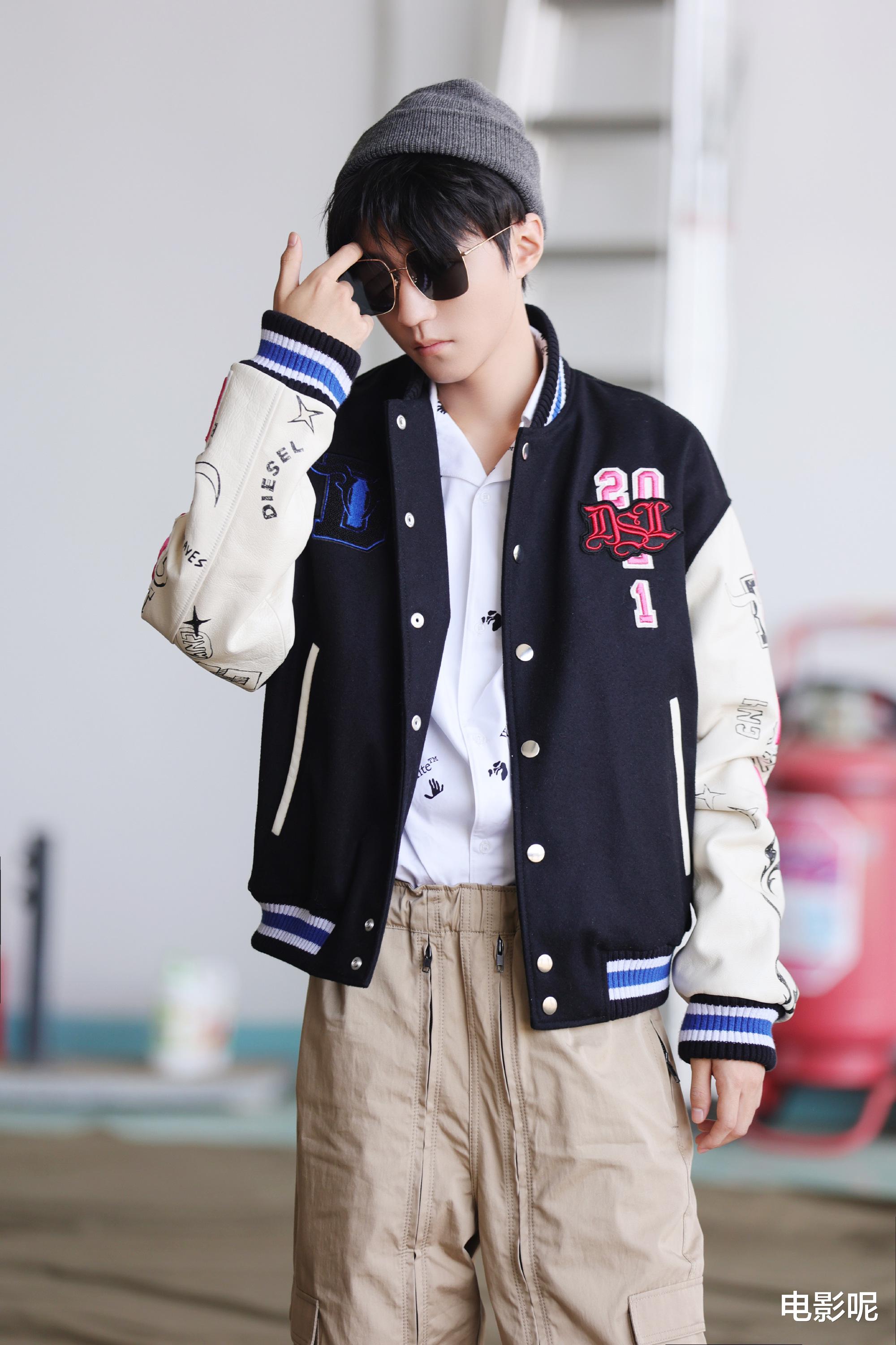 王俊凯|粉丝更新王俊凯早年机场聊天视频，聊天内容使王俊凯摇头晃脑