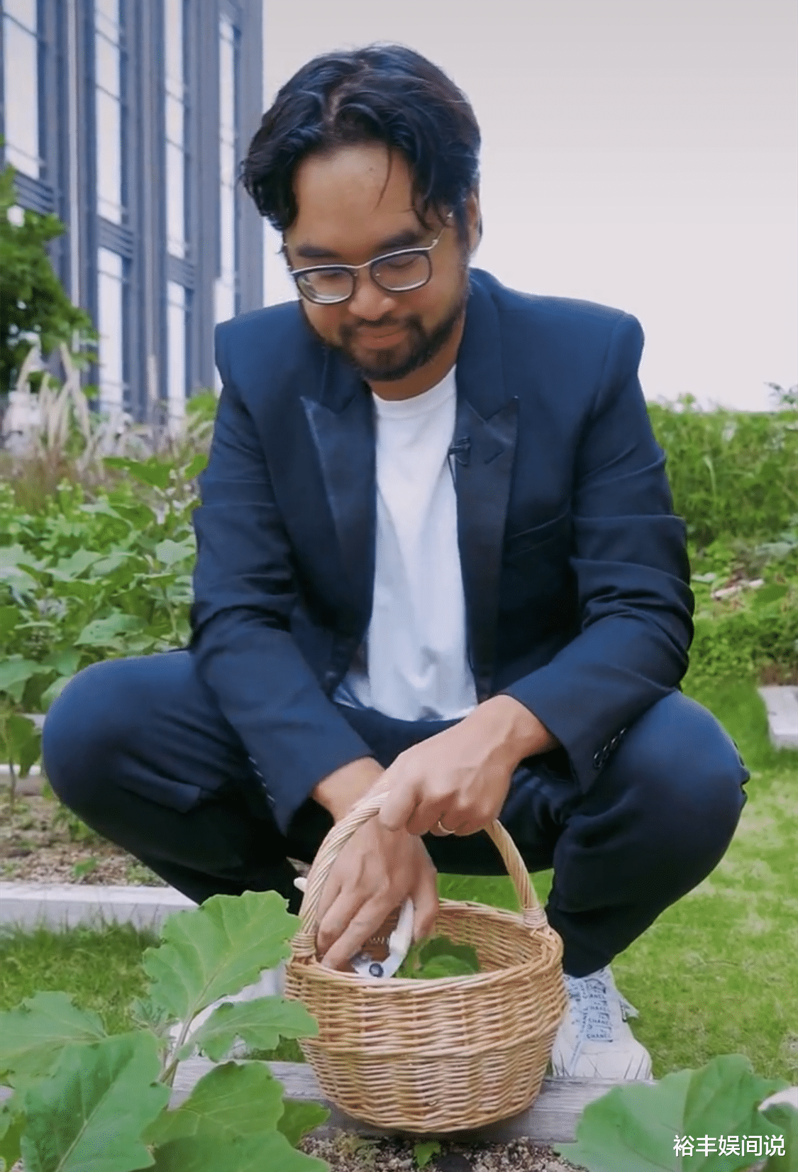 郑志刚|富豪郑志刚的高级凡尔赛！百亿楼盘上种蔬菜，满脸胡须身家百亿