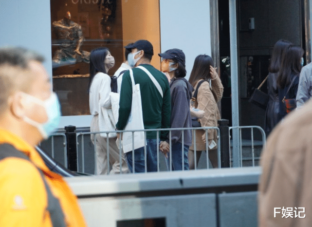 郭蔼明|很恩爱！刘青云和郭蔼明在人来人往的街头依旧手牵手