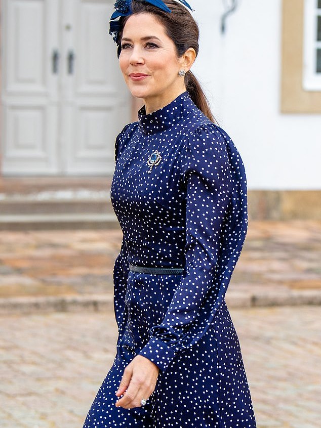 丹麥王室成員齊聚！49歲王妃穿波點裙超美，21歲華裔王子把人帥到-圖3