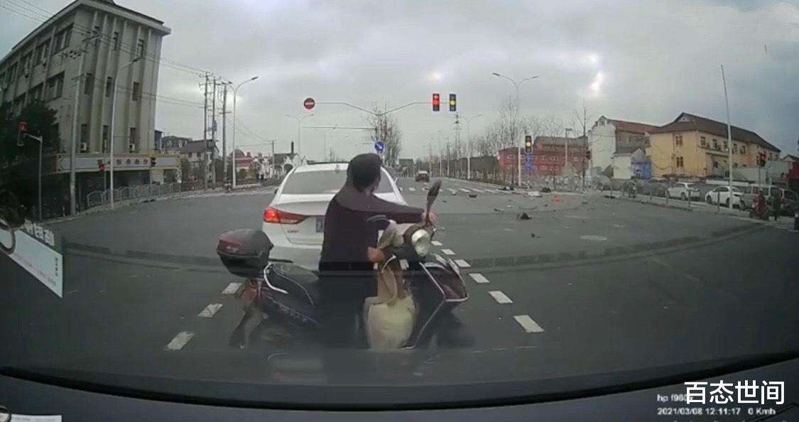 百态世间 骑摩托车老夫妻穿过转弯待行车流闯红灯被撞飞，吓退尾随骑行大妈