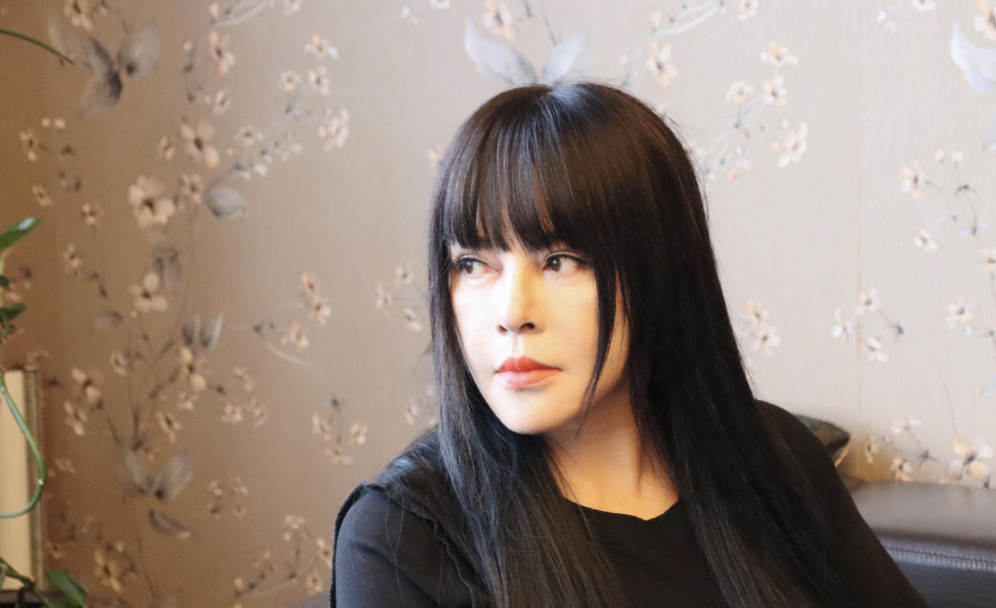 薛之谦|58岁千百惠曝近况,小香风穿搭贵气十足,求关注却被网友劝退