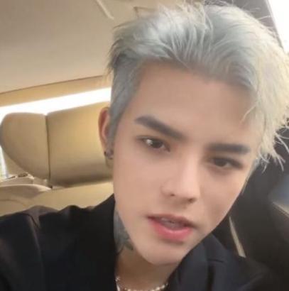 殷世航|殷世航真实身份是个“光头”？频繁染发损伤严重只能靠假发硬撑